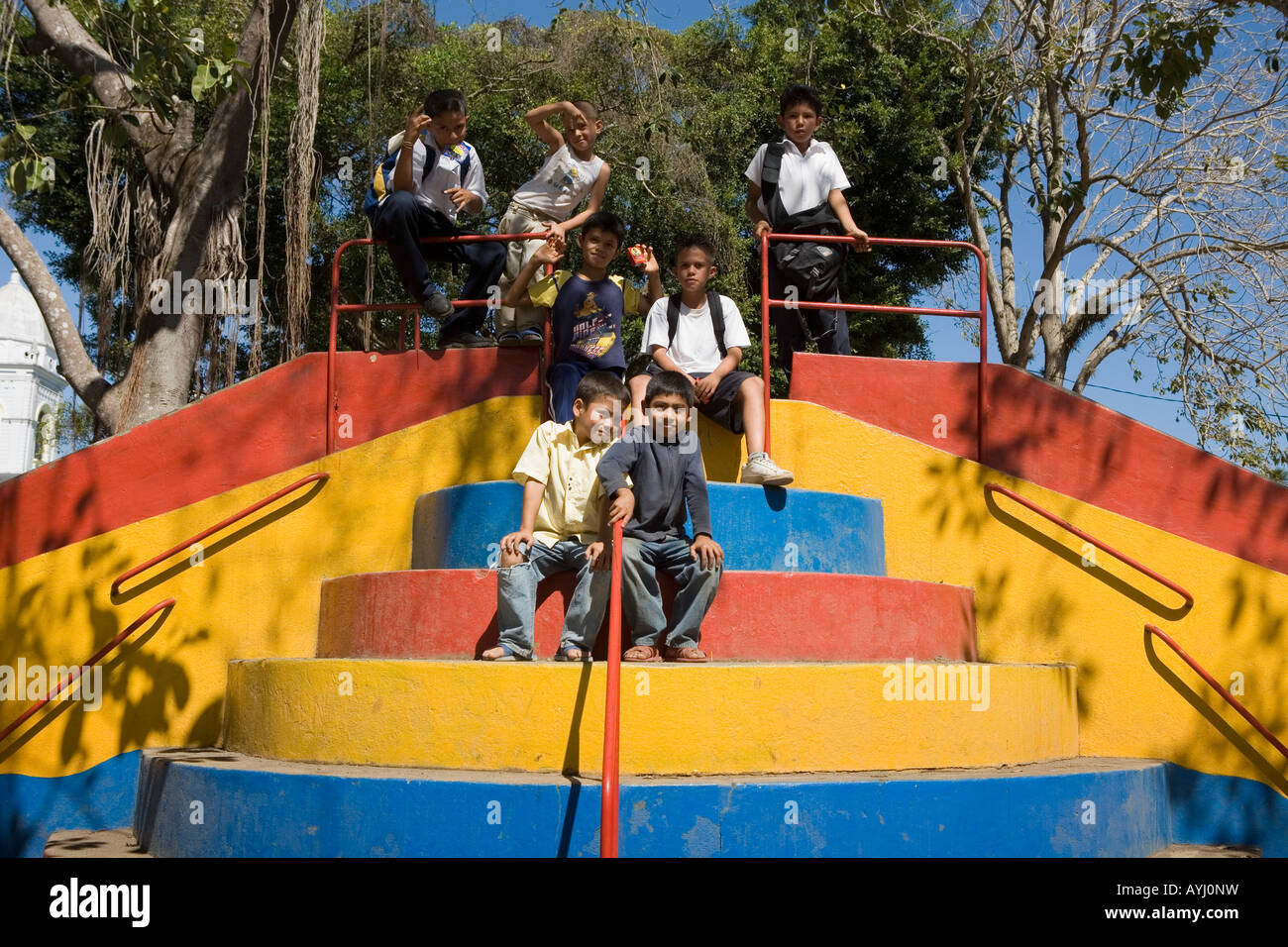 Muchachos jugando en la pintura de diapositiva Masatepe Pueblos blancos pueblos blancos de Nicaragua Foto de stock