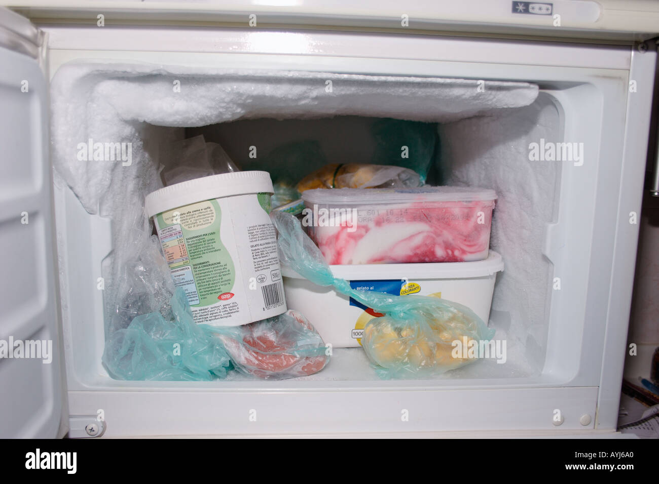 Dentro de casa congelador hielo congelado nevera pequeña puerta abierta de  conservación en frío Fotografía de stock - Alamy