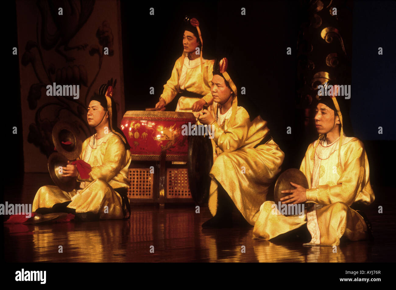 Luogo Ensemble de músicos que tocan instrumentos tradicionales de la dinastía Tang en el rendimiento de la ruta de la Seda en Xi'an Foto de stock