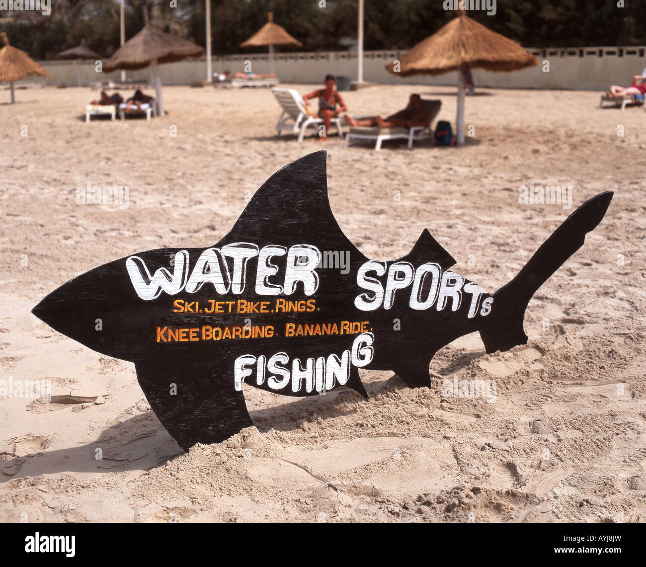 Deportes acuáticos, signo de Kombo Beach Hotel Playa, Serrekunda, República de Gambia Foto de stock