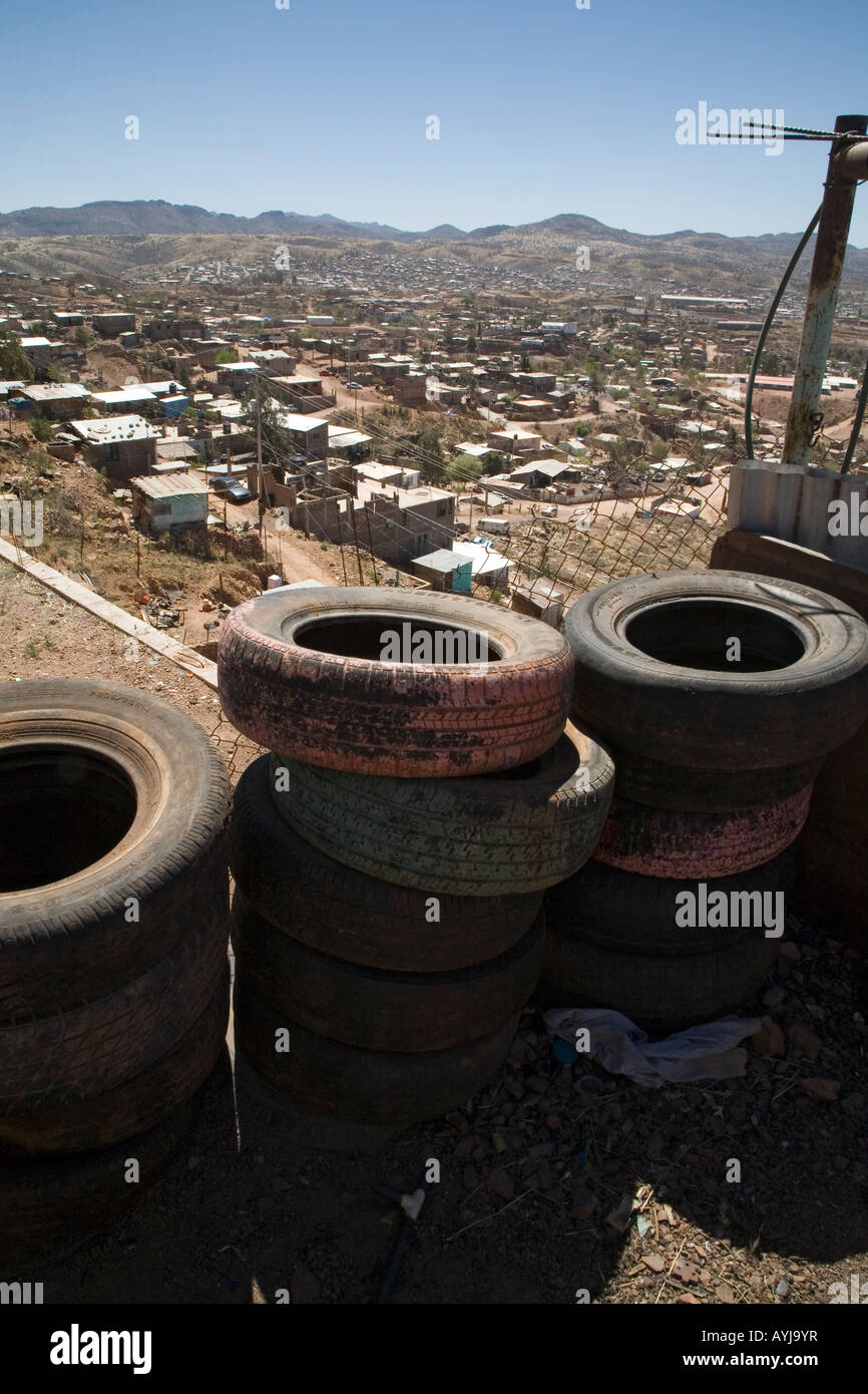 Neumáticos forman valla en Rosarito Colonia en Nogales, México Fotografía  de stock - Alamy