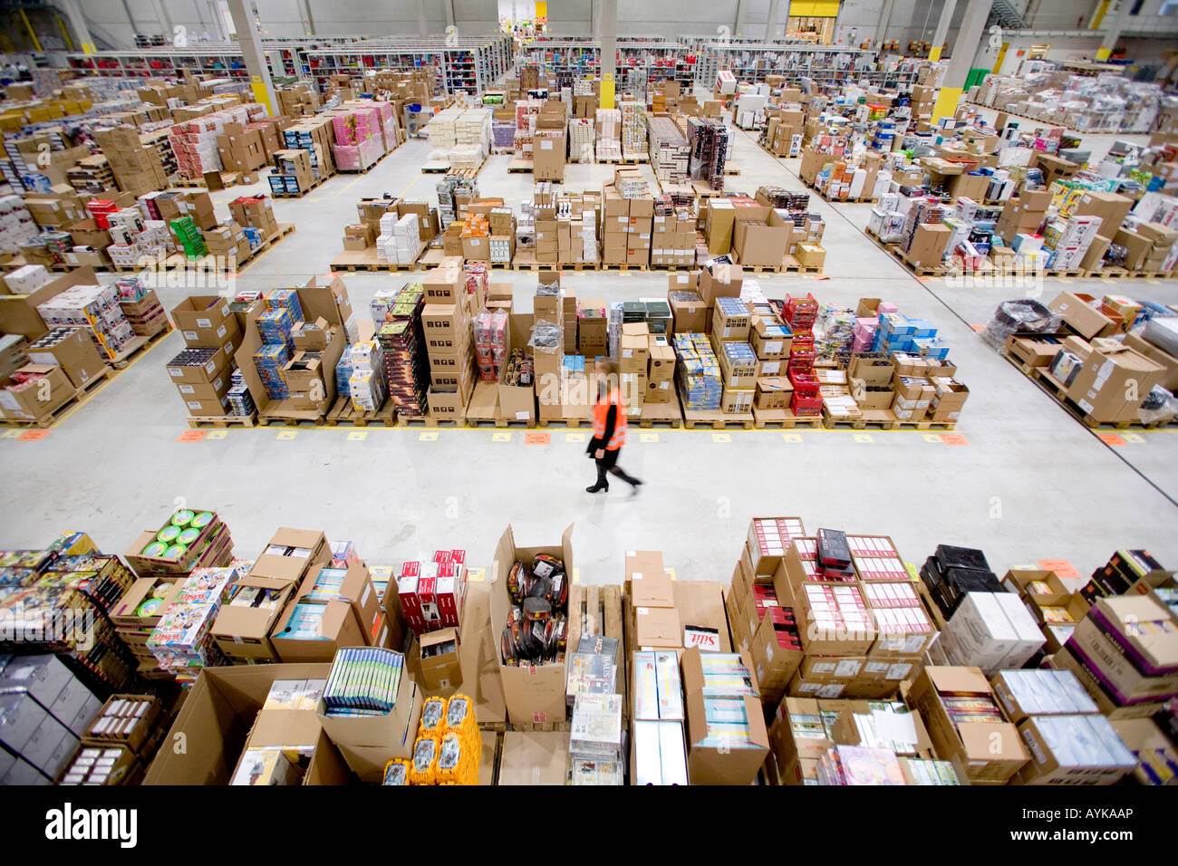 Centro de distribución de la empresa de la orden en línea Amazon de las mercancías depot Foto de stock