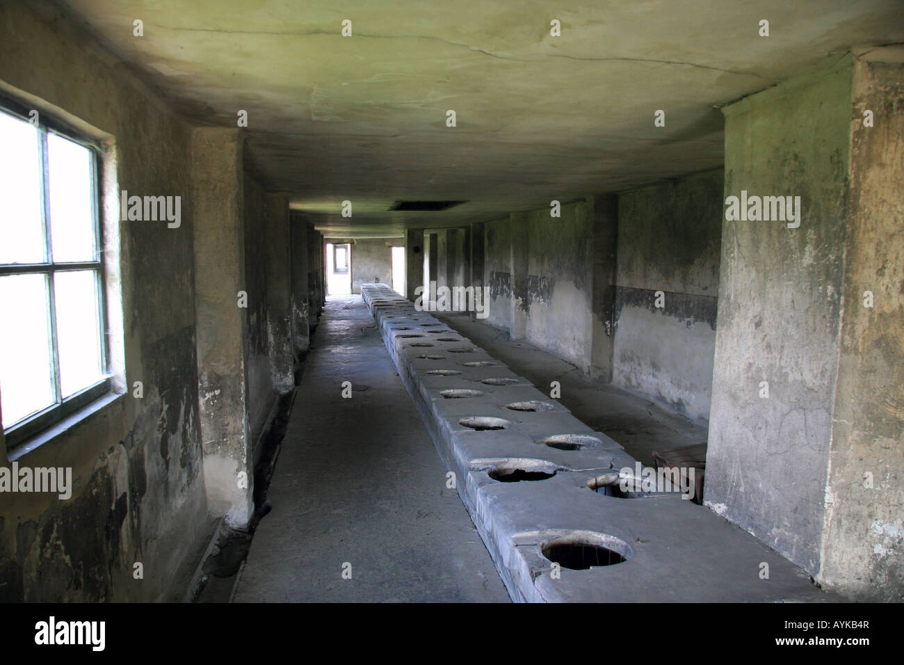 Letrinas en una letrina en el bloque en el antiguo campo de