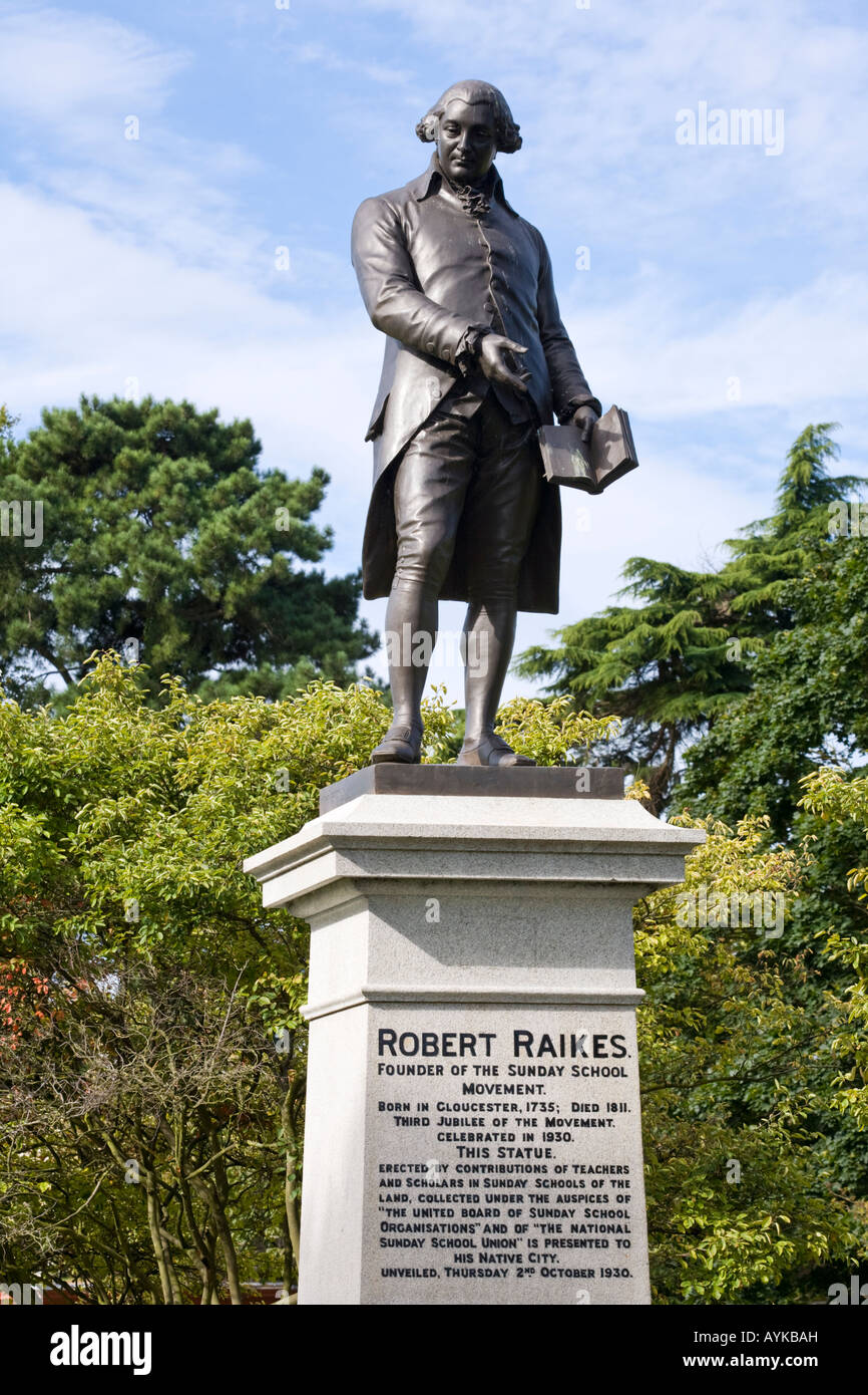 Estatua de Robert Raikes, fundador del movimiento de la Escuela