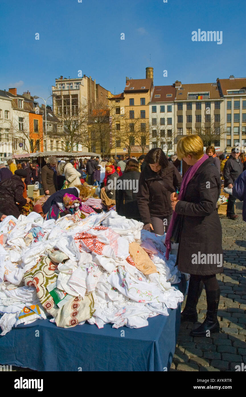Mercado de pulgas de la Place du Jeu de Balle Europa Bruselas Bélgica  Fotografía de stock - Alamy