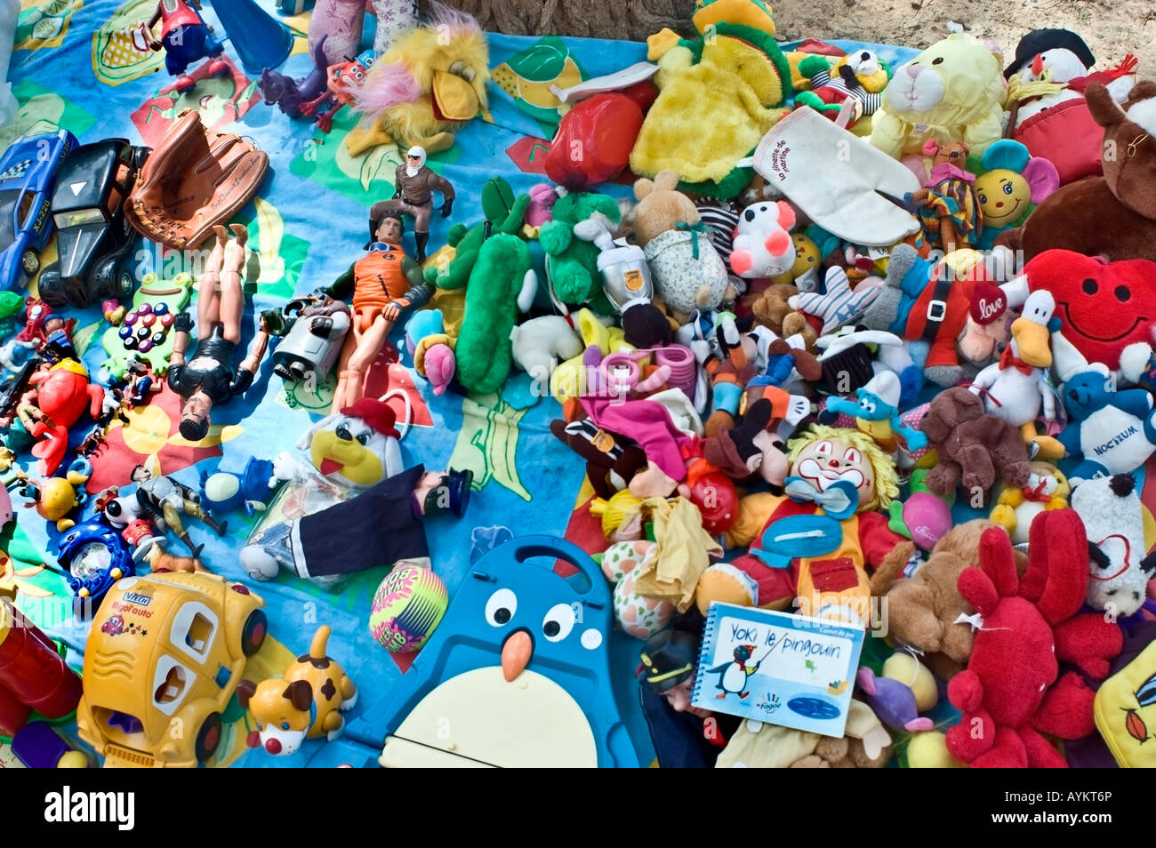 París Francia, tiendas, venta de garaje barrio 'Vide Grenier' 'bienes  usados' ''Segunda mano' Los juguetes de los niños del grupo de objetos,  vintage market Fotografía de stock - Alamy