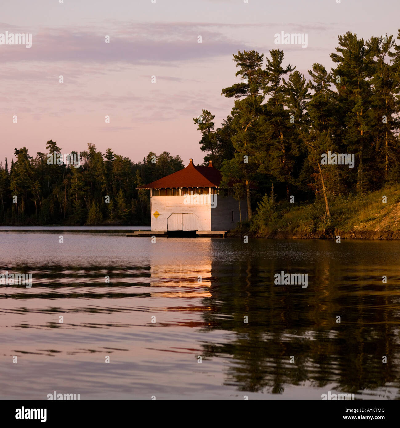 El lago de los bosques, Ontario, Canadá, a poco de cabina en el lago Foto de stock