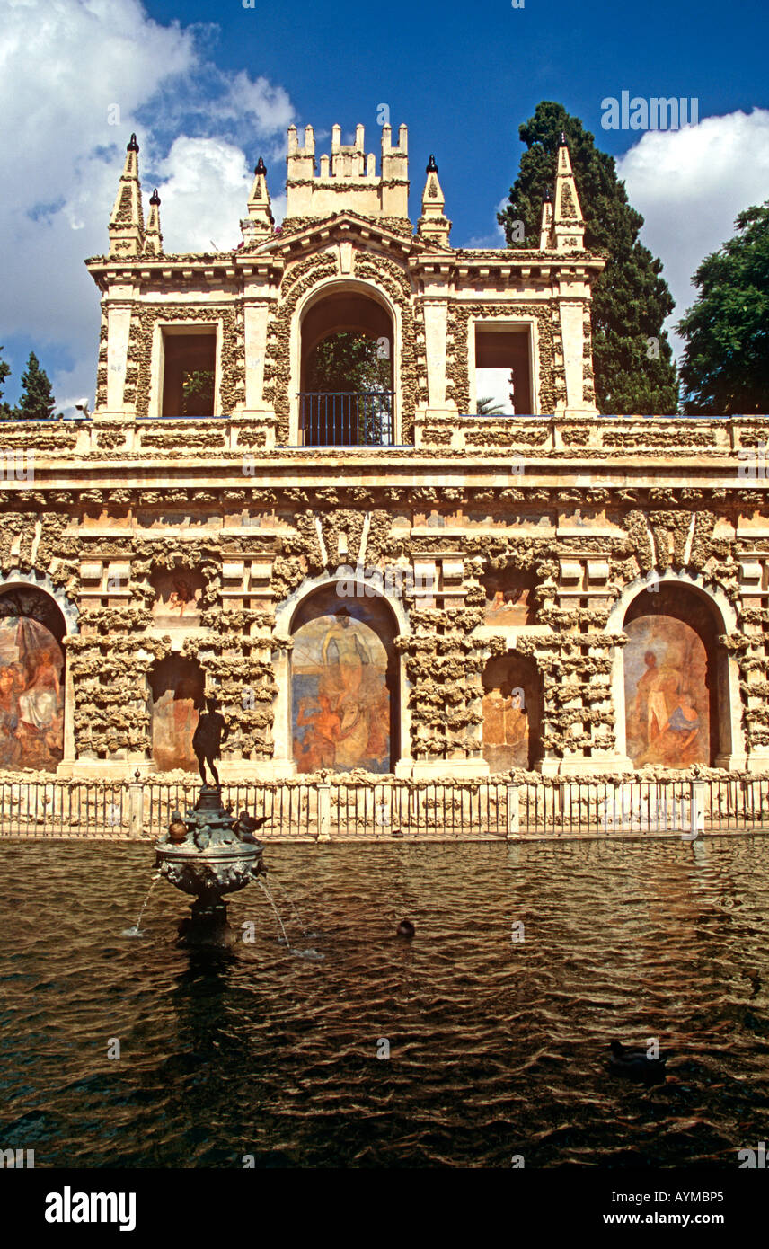 Misericordia es la piscina, jardines de palacio, el Palacio mudéjar, los Reales Alcázares, Sevilla, España Foto de stock