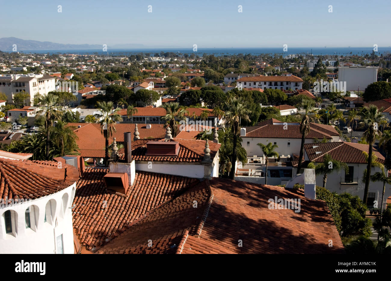 Panorama urbano de la azotea del palacio de justicia, en Santa Bárbara, California Foto de stock