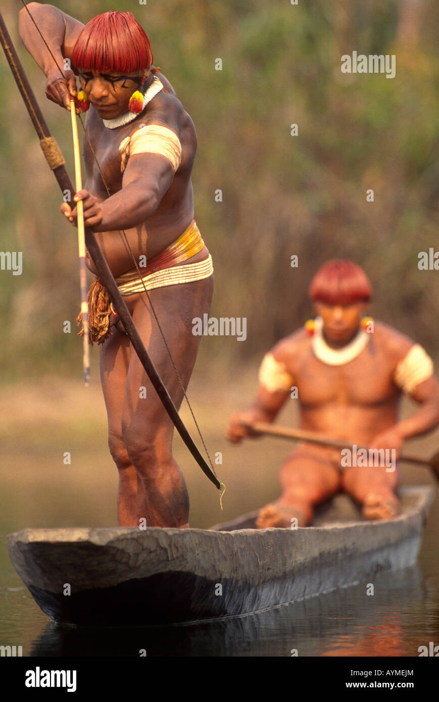 Xingu selva Amazónica Brasil Yaulapiti Indígenas Indios en canoa, la pesca con arco y flecha Foto de stock