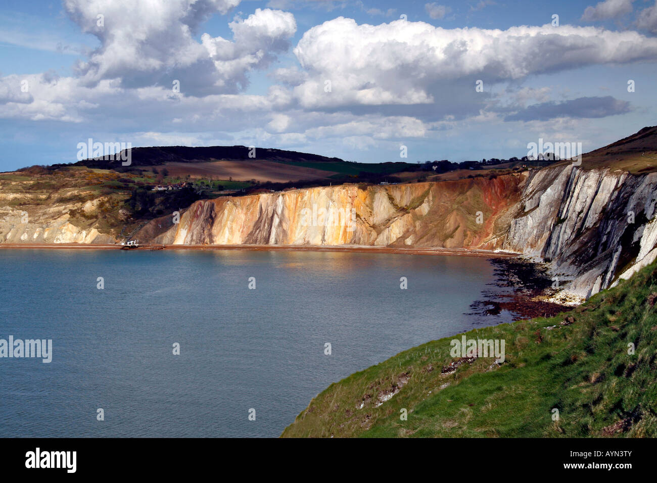 Una vista de la Bahía de alumbre de las agujas, en la Isla de Wight Foto de stock