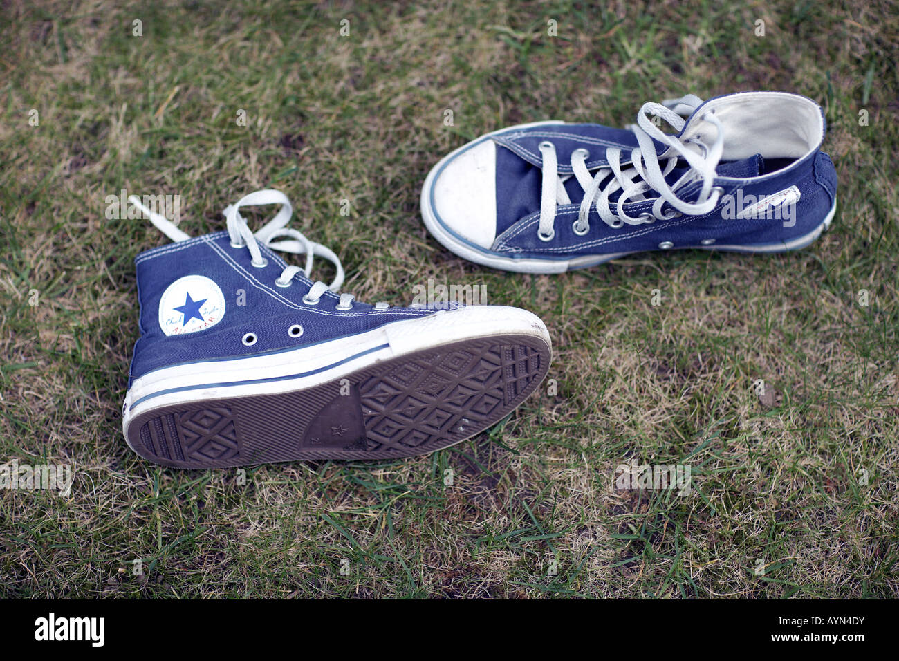 Converse basketball shoes fotografías e imágenes de alta resolución - Alamy