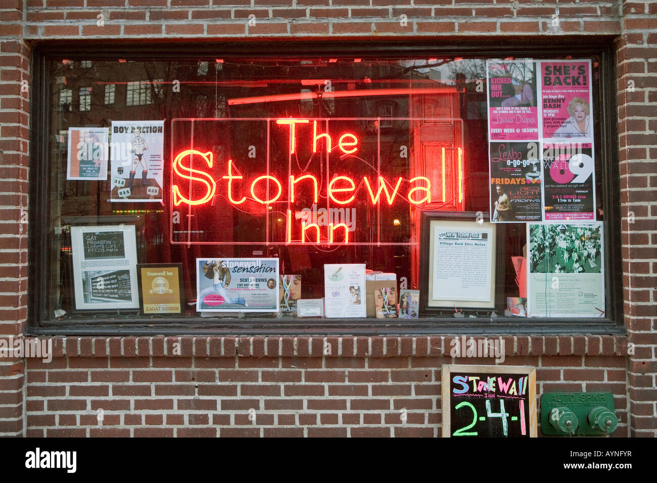 El Stonewall Inn, motín de 1969 comenzó el movimiento de derechos de los homosexuales de la ciudad de Nueva York West Village Foto de stock