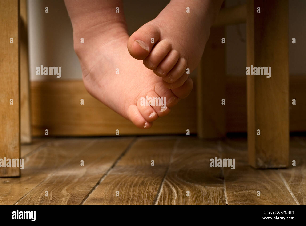 Fotos de niños pequeños pies descalzos colgando fuera una silla Fotografía  de stock - Alamy