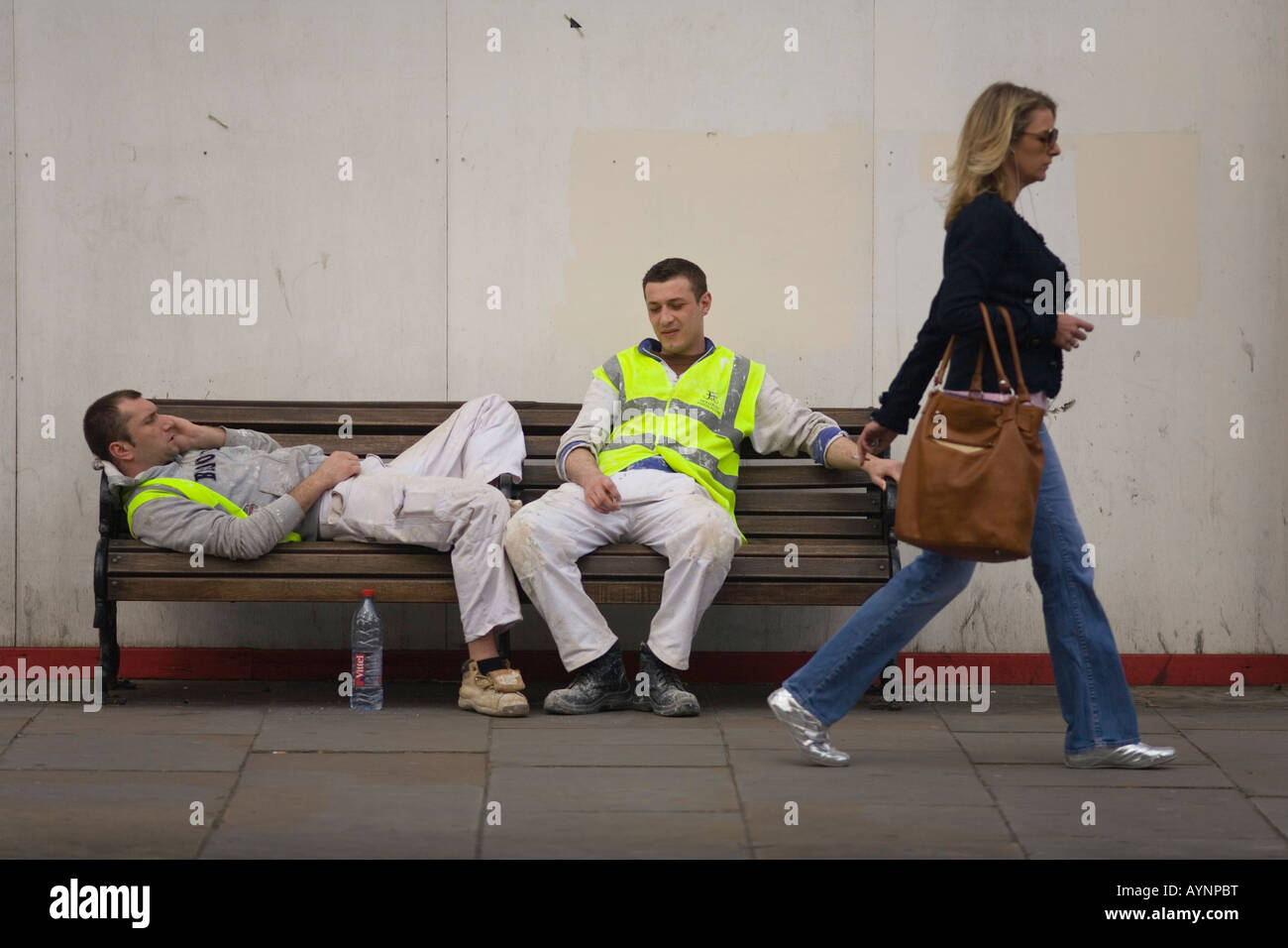 Los trabajadores de la construcción polaca descansando y transeúnte en Kings Road Chelsea London SW3 Foto de stock