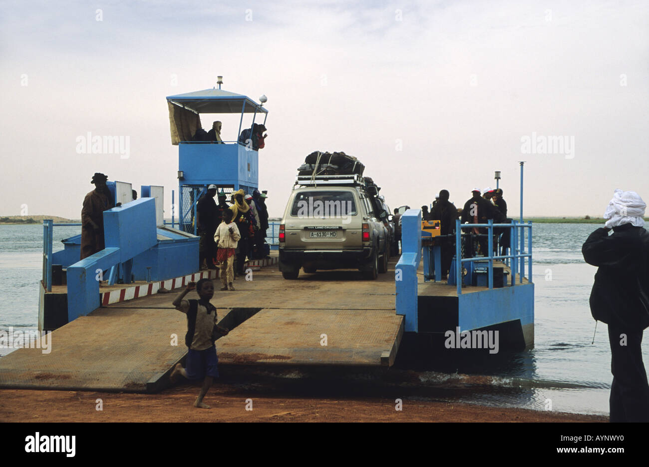 Ferry el transporte de vehículos y pasajeros a través del río Níger en Gao,  en el norte de Malí, África occidental Fotografía de stock - Alamy