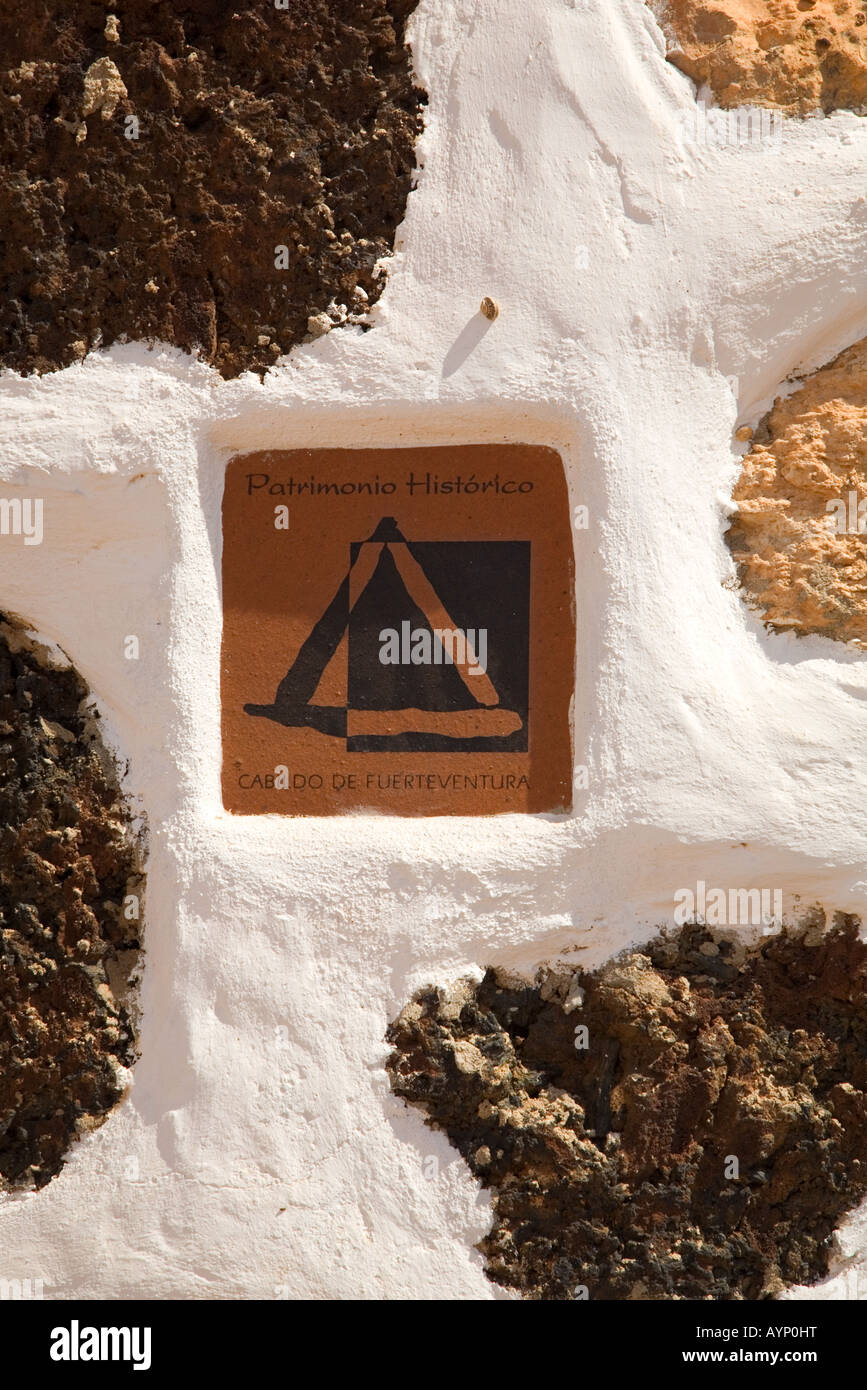 Señal 'Patrimonio Histórico' en el molino de Valles de Ortega, Fuerteventura, Islas Canarias, España Foto de stock