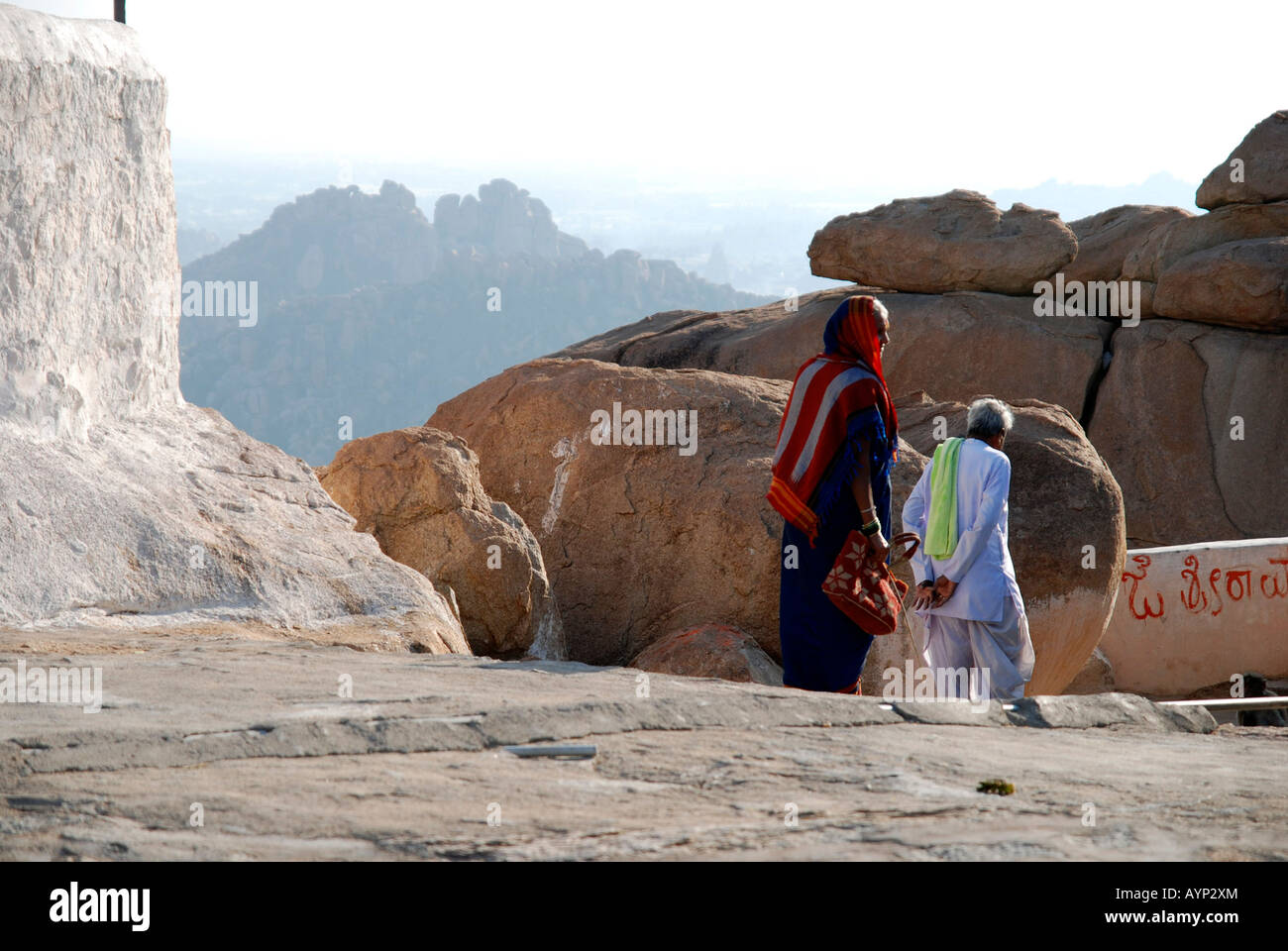 India antigua pareja caminando por la colina Anjaneya Foto de stock