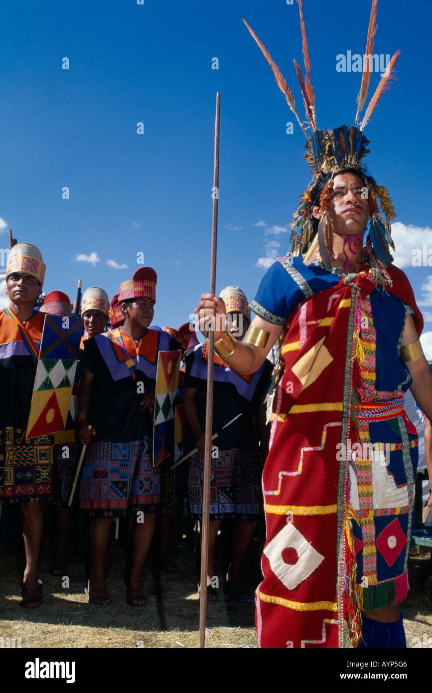 Perú América del Sur Cusco figura masculina en traje tradicional y un  tocado de plumas en el Inti Raymi Fiesta del Sol Inca Fotografía de stock -  Alamy