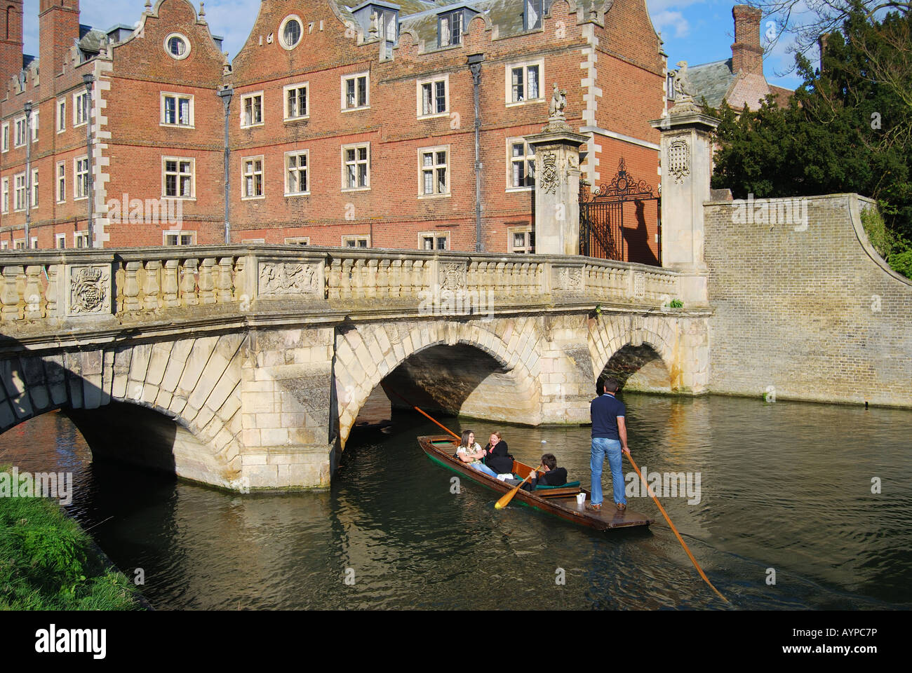 Navegar por el río Cam, St John's College, Cambridge, Cambridgeshire, Inglaterra, Reino Unido Foto de stock