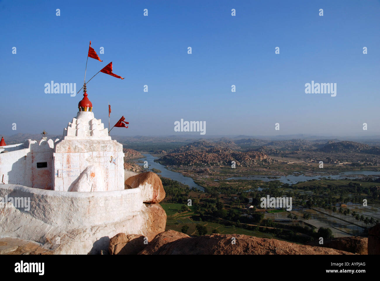 Templo Hanuman encalado con banderas rojas volando en la cima de la colina de Anjaneya, Kishkinda, Karnataka, India Foto de stock