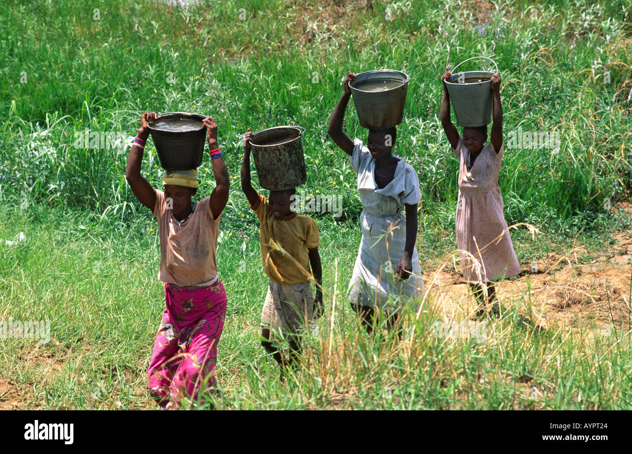 Las mujeres recolectan agua de una fuente insegura. El agua está contaminada y ha habido ataques de cocodrilos. Zimbabue Foto de stock