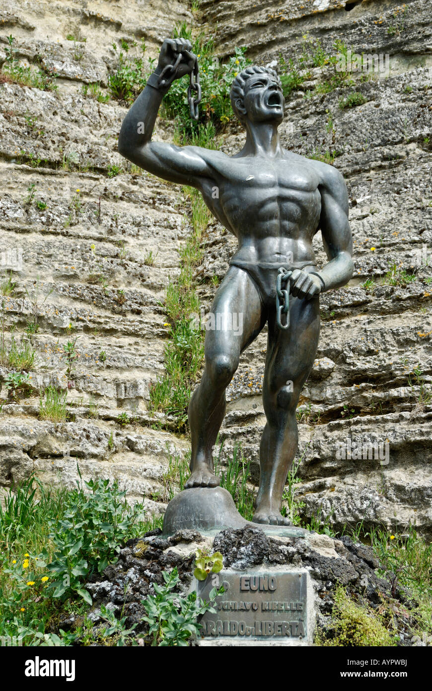 Estatua de Eunus, revuelta esclava memorial, Enna, Sicilia, Italia, Europa Foto de stock
