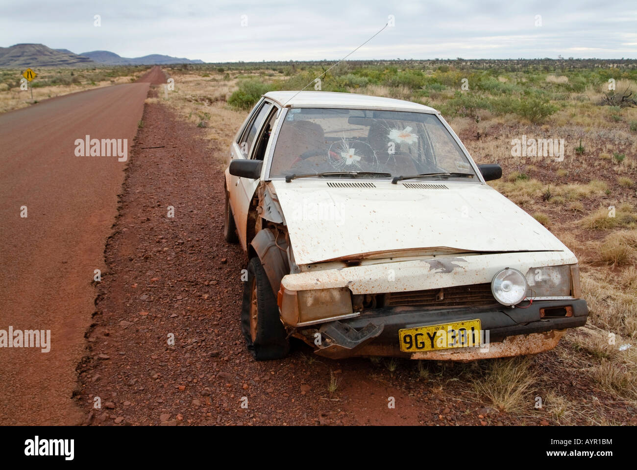 Coche destrozado después de una colisión con un canguro estacionado en el borde de una carretera en Australia Occidental, Australia Foto de stock