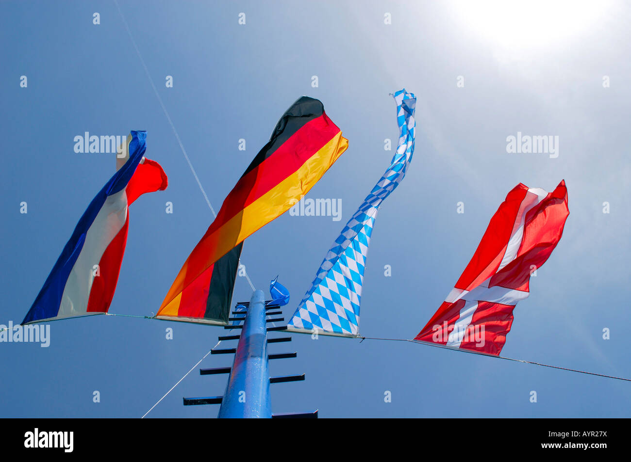 Alemán, Bávaro, danés y holandés banderas ondeando al viento, Chiemsee (lago Chiem), Prien, Alta Baviera, Baviera, Alemania Foto de stock