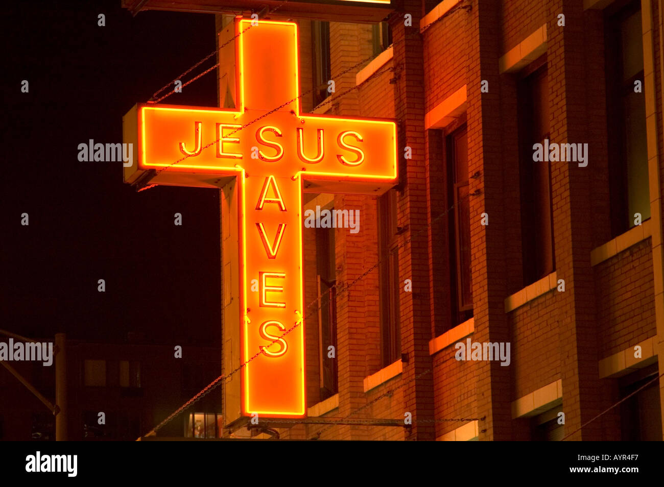 Crucifijo de neón rojo con Jesús salva en una iglesia en el centro de  Chicago, Illinois, ESTADOS UNIDOS DE AMÉRICA  Fotografía de stock -  Alamy