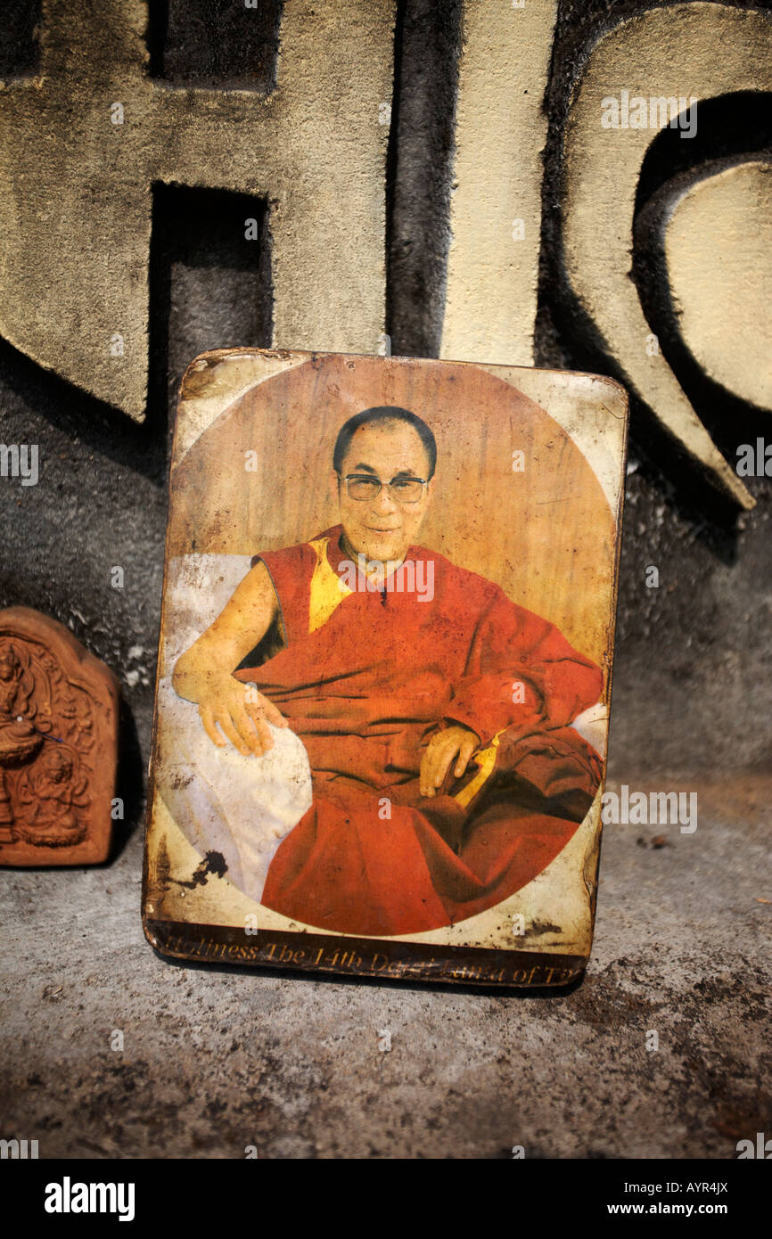 Cerrar el detalle de una imagen difuminada fotografía del Dalai Lama en un santuario budista. Foto de stock