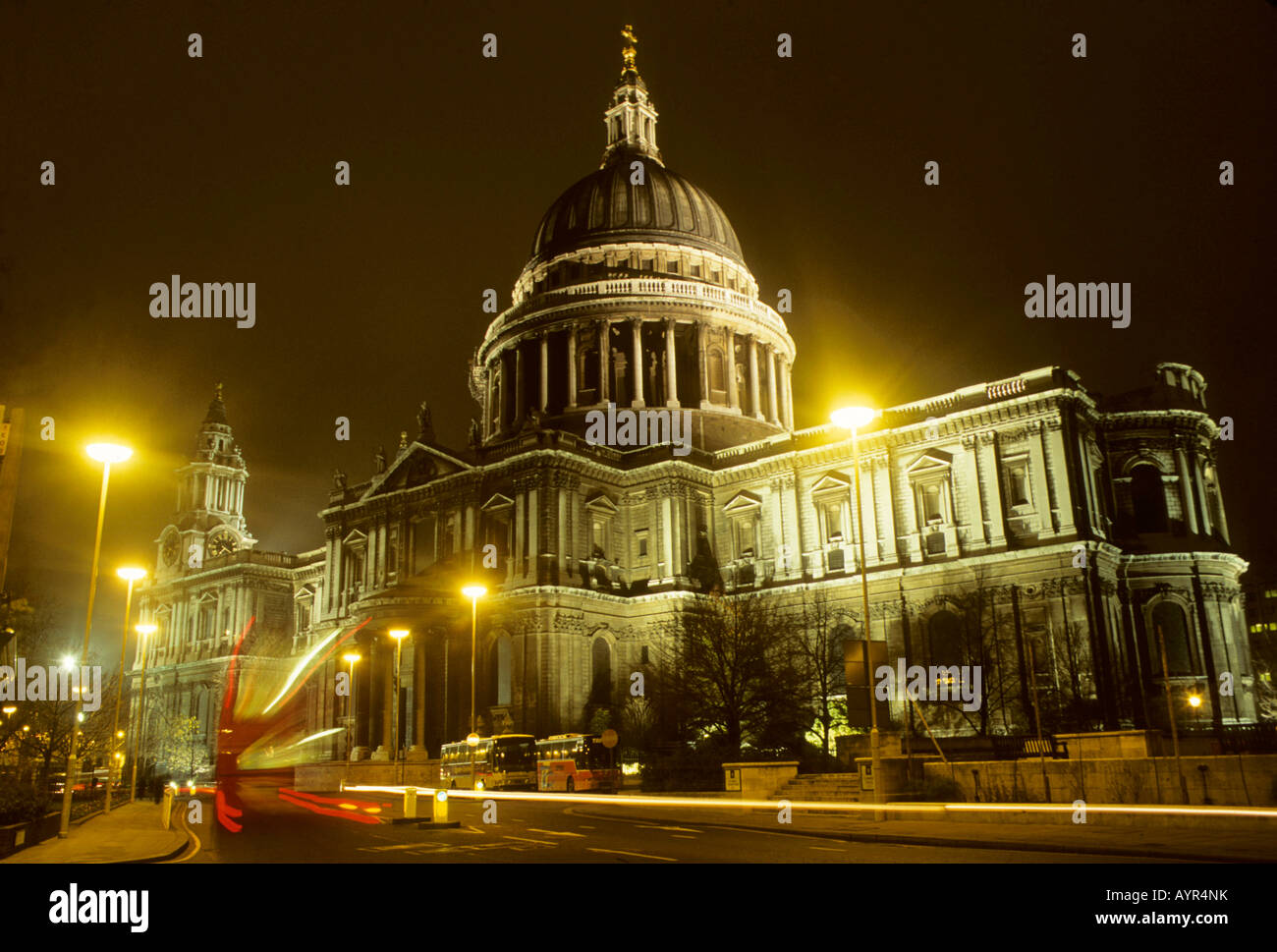 La Catedral de St Paul en la noche, Londres, Inglaterra, Reino Unido. Foto de stock