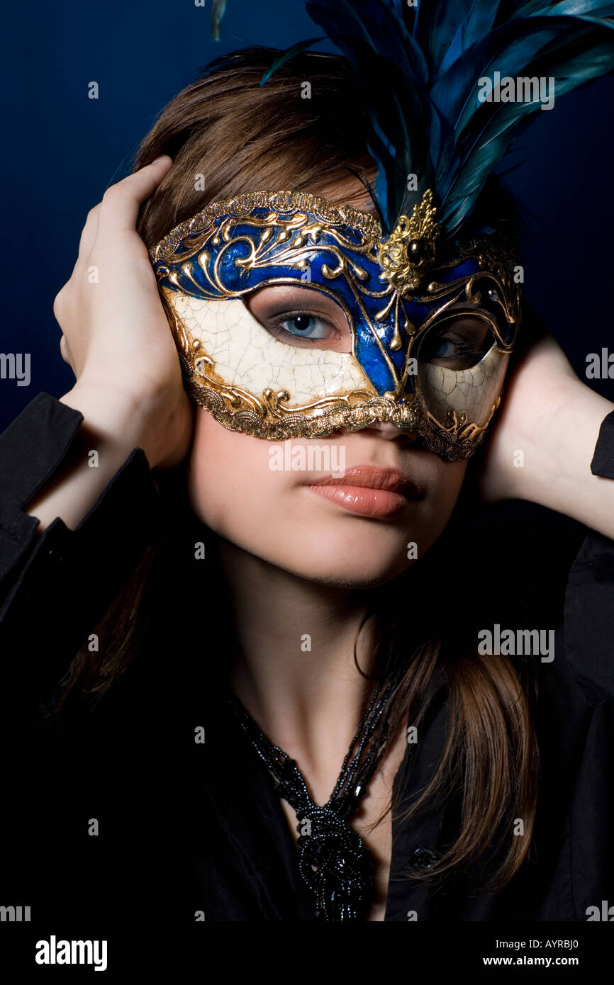 Chica con máscara veneciana Fotografía de stock - Alamy