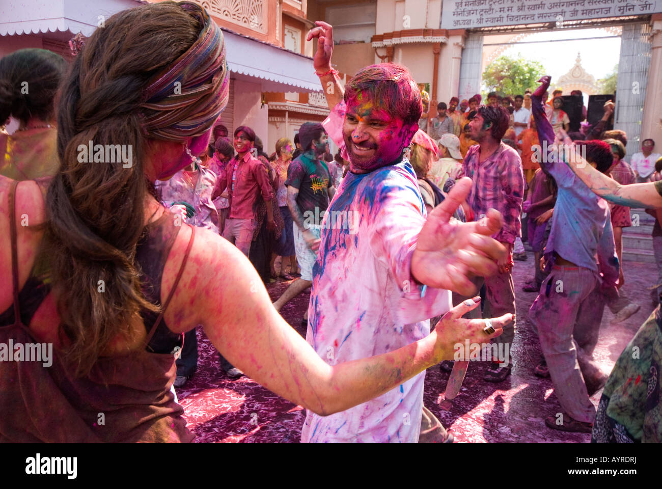 La gente celebra el Holi festival hindú en Rishikesh en India Foto de stock