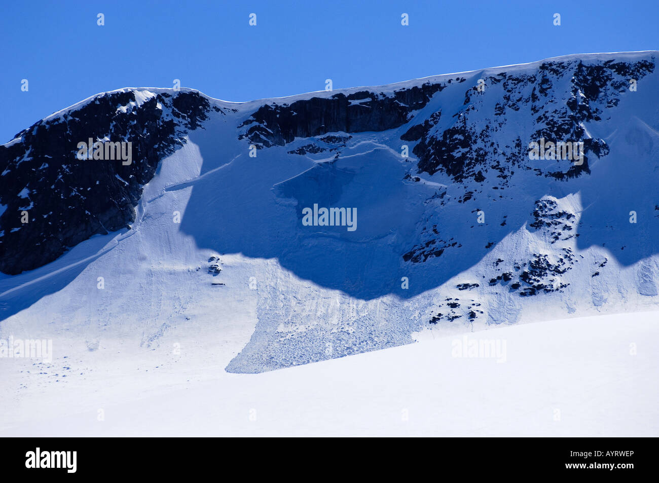 La montaña (cara a sotavento) avalancha Foto de stock