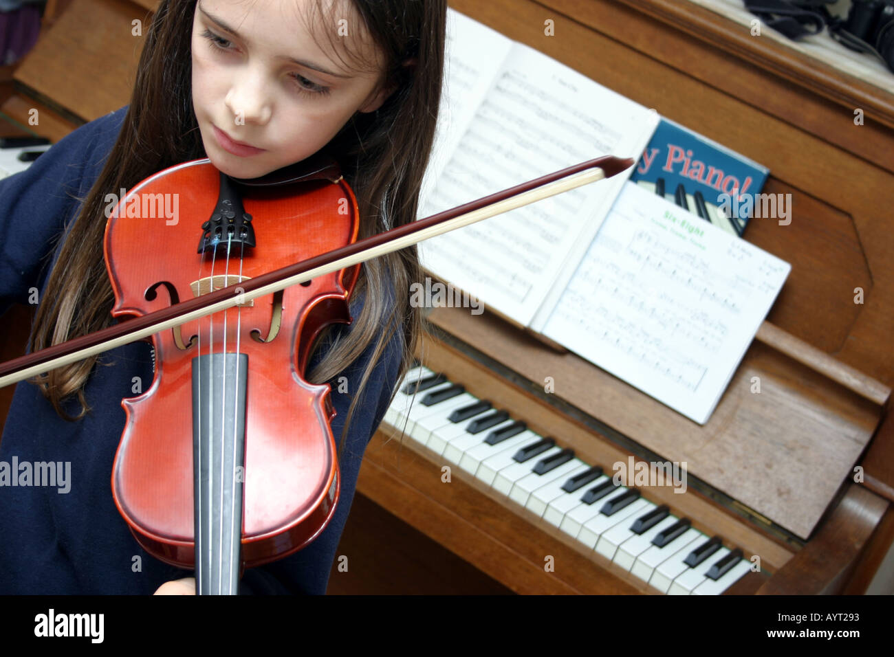 Violin piano music fotografías e imágenes de alta resolución - Alamy