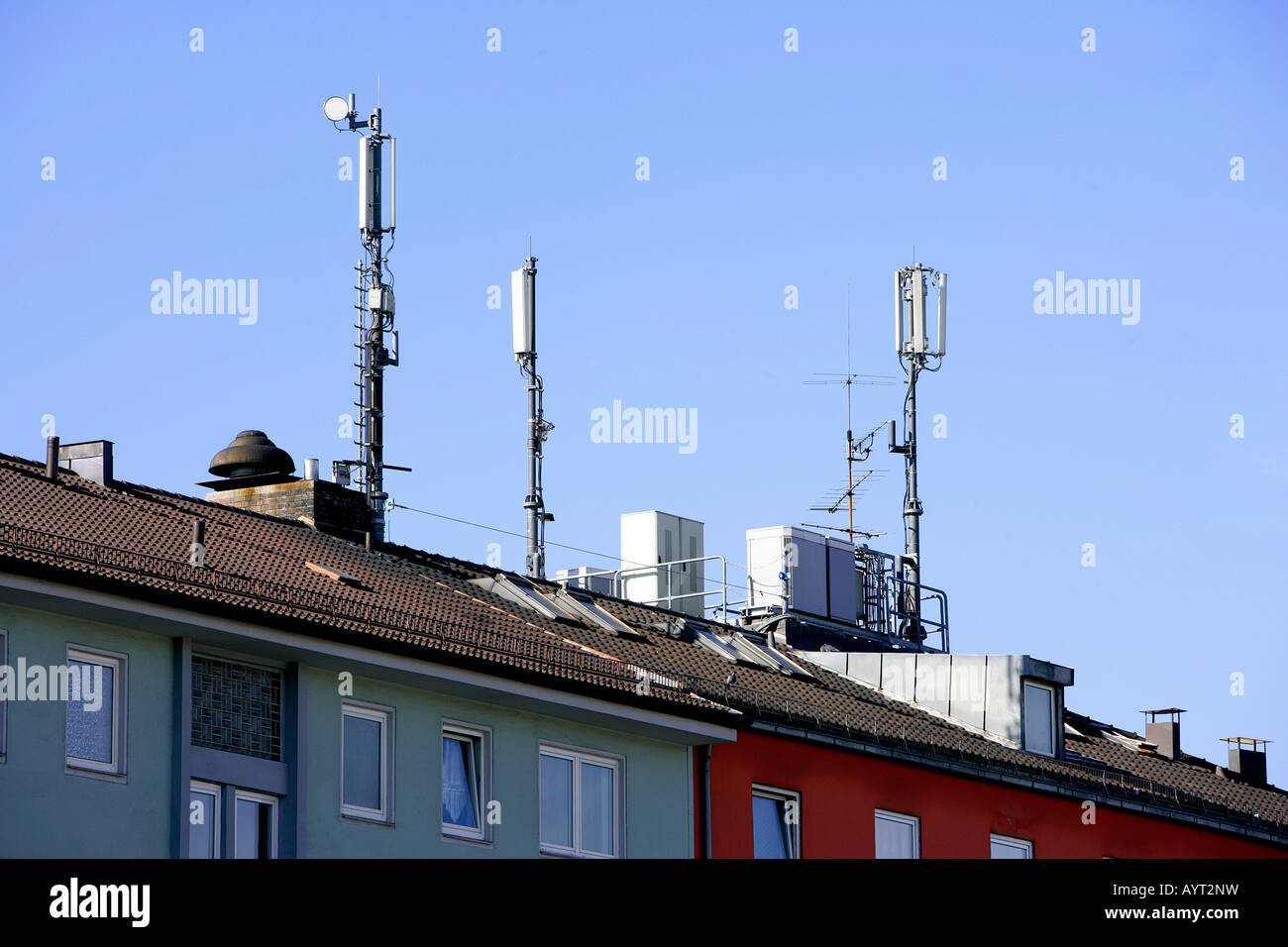 Teléfono móvil antena emisora de telecomunicaciones Fotografía de stock -  Alamy