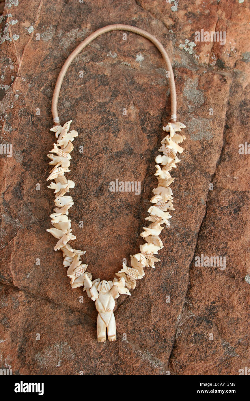 Collar de Navajo elk huesos tallados Fotografía de stock - Alamy