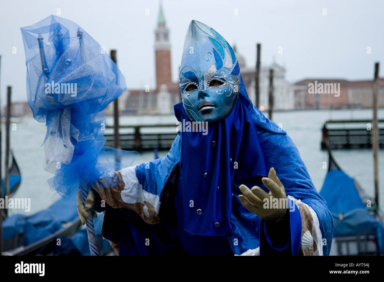 Traje azul, máscara, cabo delante de las góndolas, Carnevale di Venezia, el Carnaval en Venecia, Italia Foto de stock