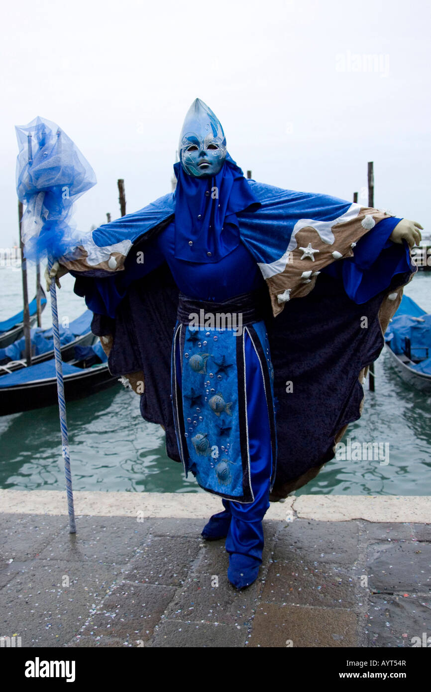 Traje azul, máscara, cabo delante de las góndolas, Carnevale di Venezia, el Carnaval en Venecia, Italia Foto de stock