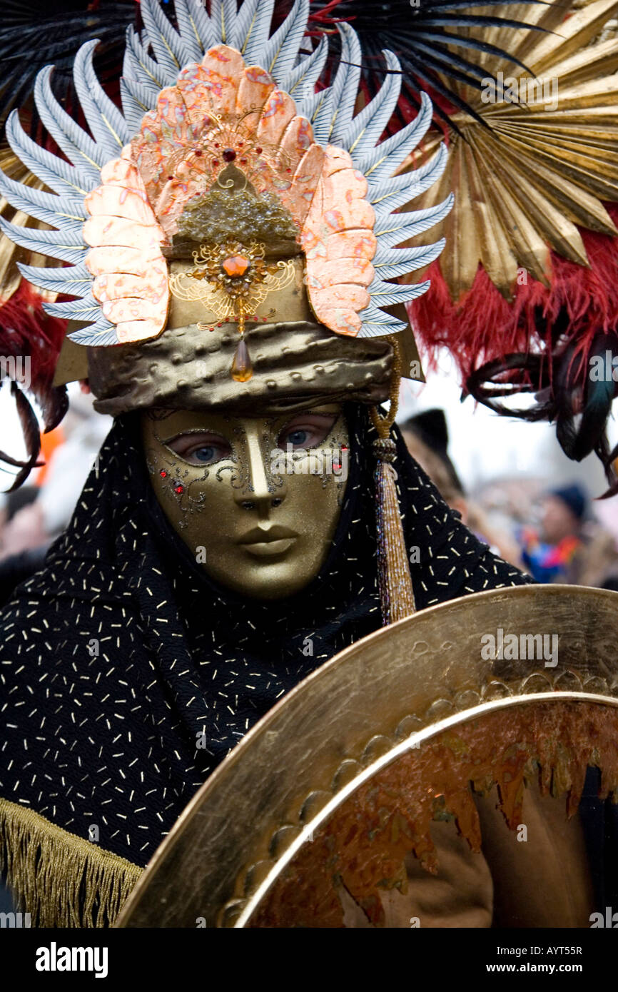 Traje de Guerrero, máscara y el escudo, Carnevale di Venezia, el Carnaval en Venecia, Italia Foto de stock