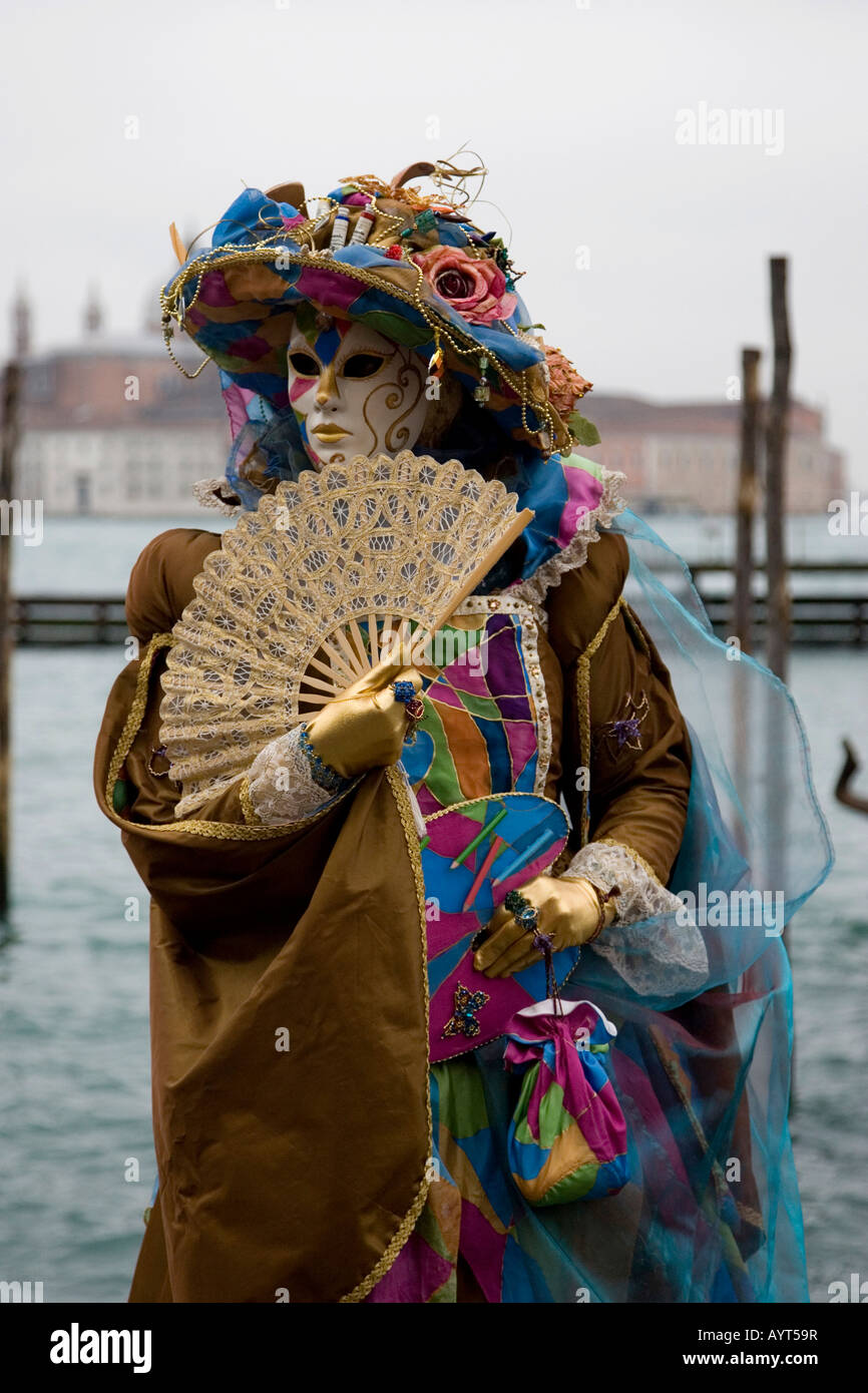 Colorido traje marrón, máscara y ventilador, Carnevale di Venezia, Carnaval en Venecia, Italia Foto de stock