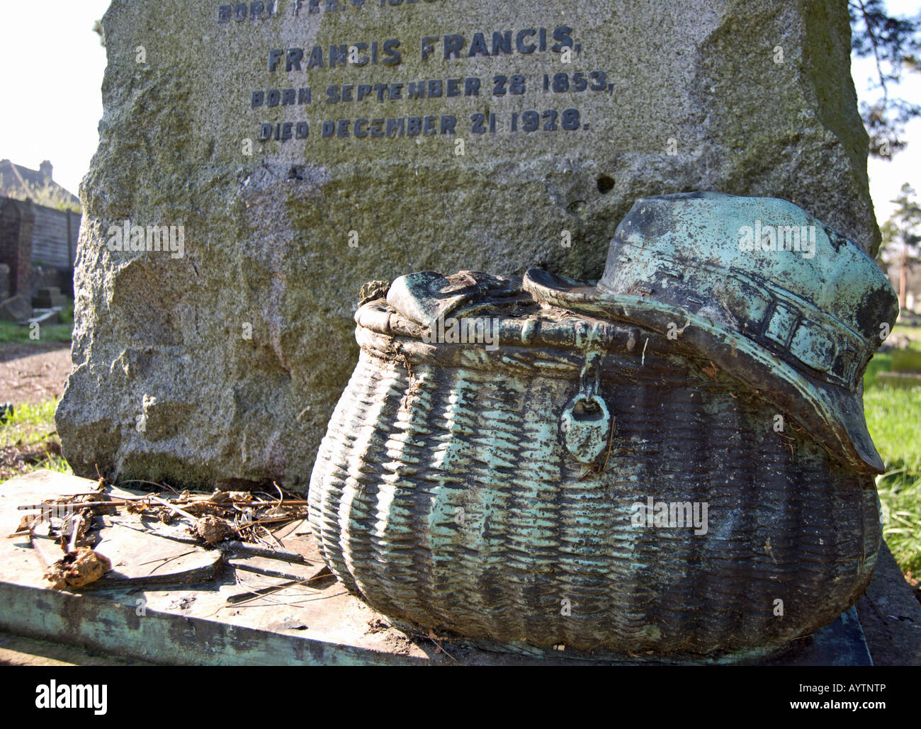 El canasto y sombrero decorando la tumba de inglés del siglo xix