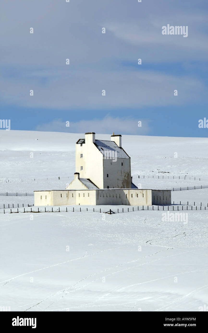 Castillo cerca de Corgarff Strathdon, aberdeenshire, Escocia, Reino Unido, que aparece después de una caída de nieve Foto de stock