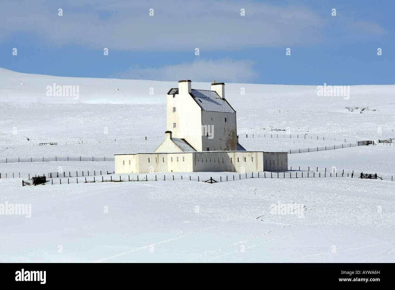 Castillo cerca de Corgarff Strathdon, aberdeenshire, Escocia, Reino Unido, que aparece después de una caída de nieve Foto de stock