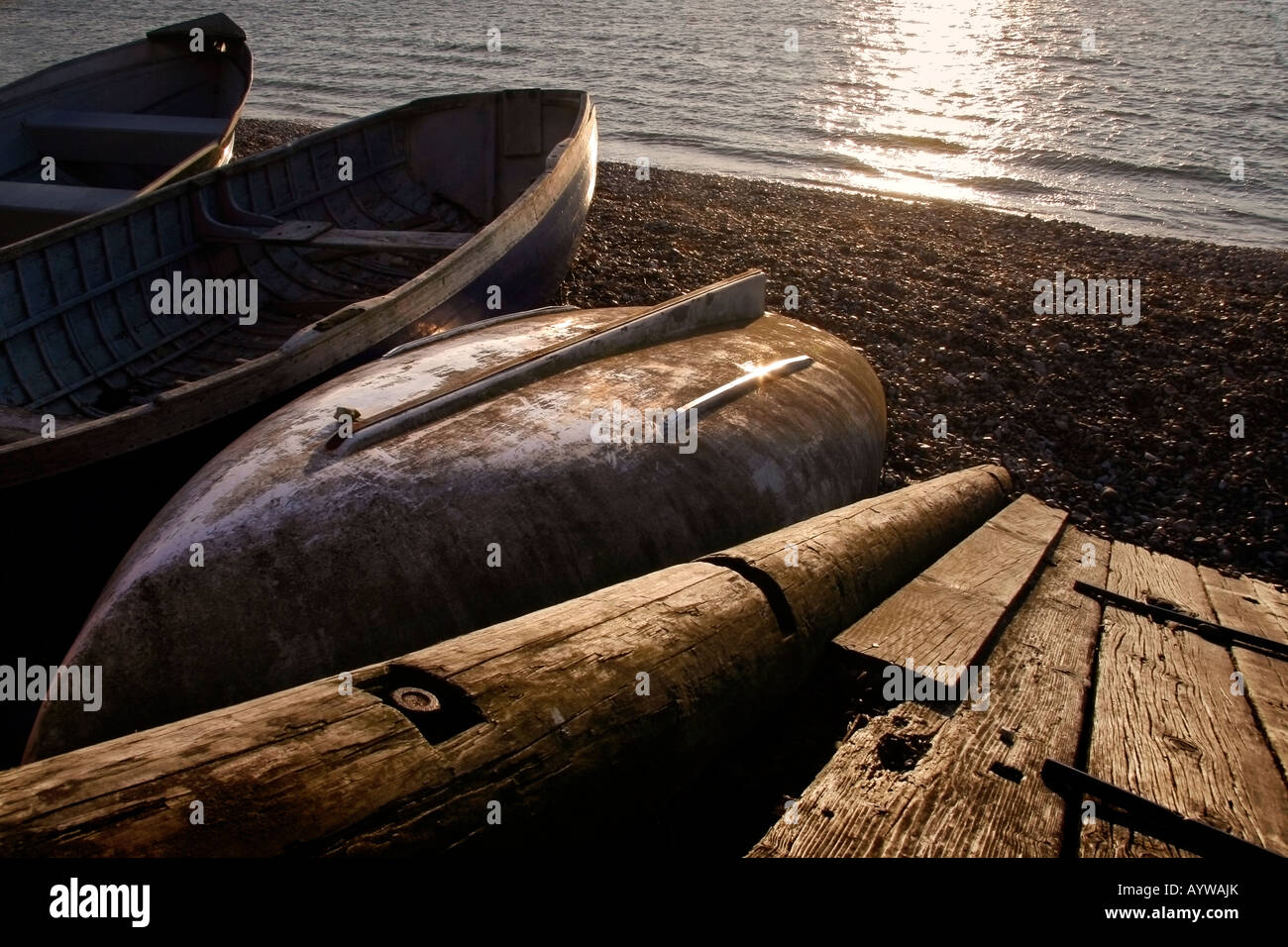 Los botes en la playa, en la Isla de Wight Totland Bay Foto de stock