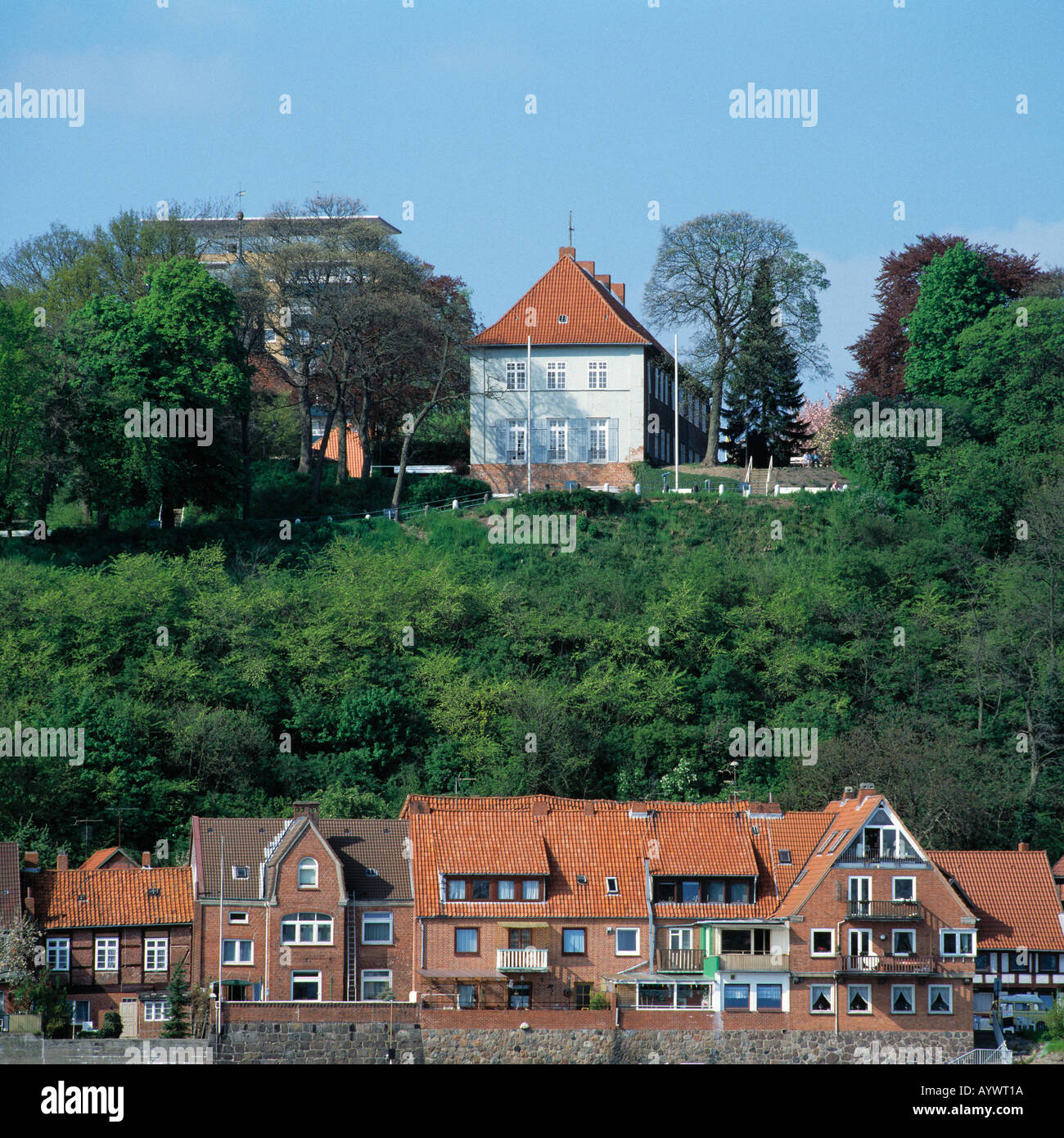 Von Lauenburg Uferpromenade Stadtpanorama mit der Elbe, Schloss un einem Steilufer, Schleswig-Holstein Foto de stock