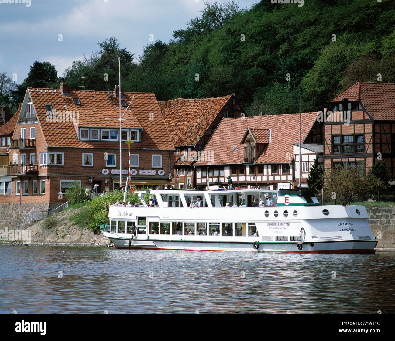 An der Uferpromenade Haeuser von Lauenburg, Ausflugsschiff, Elba, Schleswig-Holstein Foto de stock