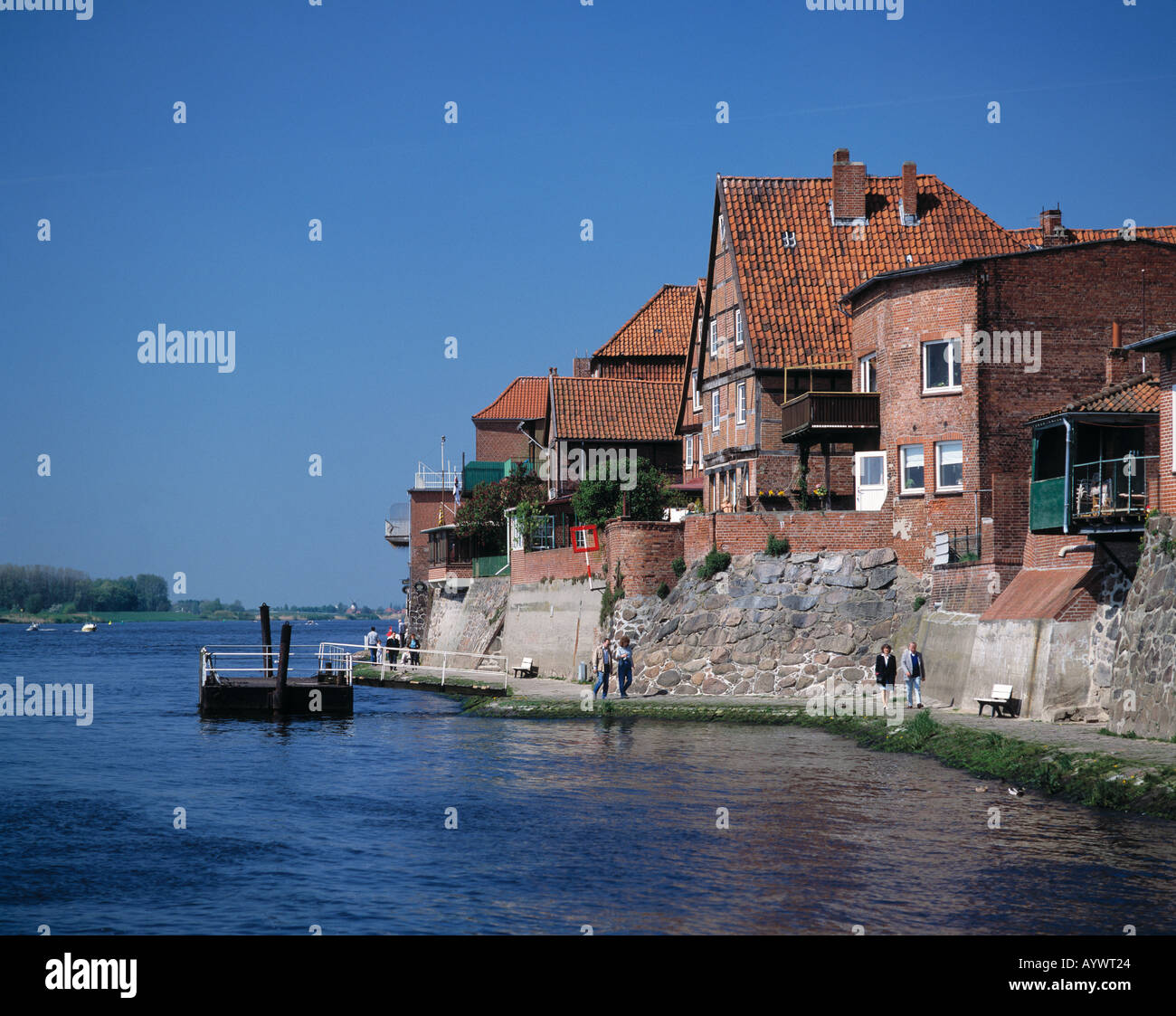 Un Bootsanlegesteg Haeuser und der Elbuferpromenade en Lauenburg, Elba, Schleswig-Holstein Foto de stock