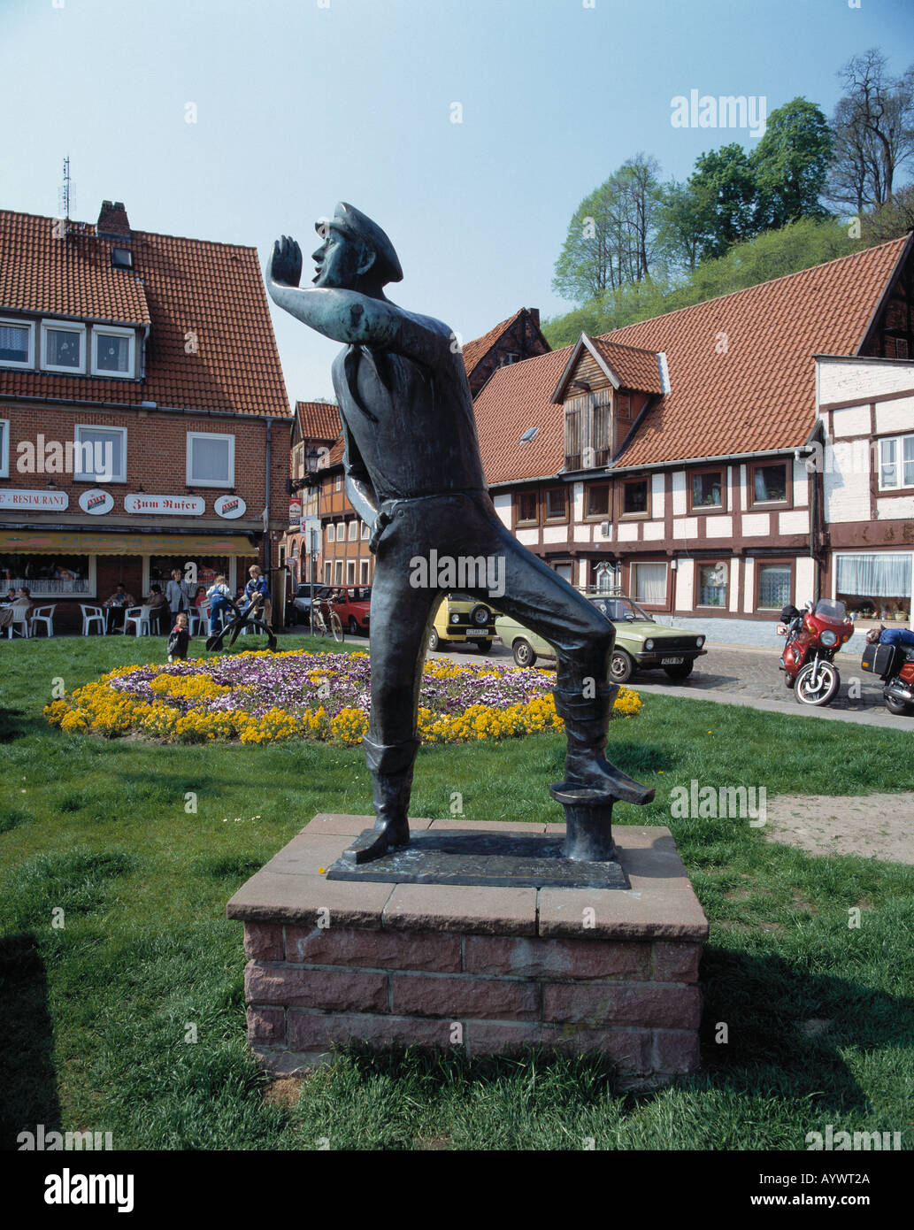 Denkmal Der Rufer am Ufer der Elbe en Lauenburg, Elba, Schleswig-Holstein Foto de stock